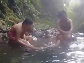 Hübsch mädchen mit bad draußen, kostenlos sex klammer 6d