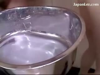 Aasialaiset teini-ikäinen saaminen ja ruiskuttaminen enemas vibraattori kohteeseen perse sisään the kylpy putki