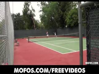 Provoserende tennis milfs er fanget stretching før en match
