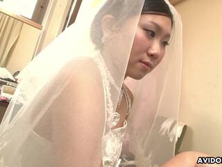 Érotique jeune femme en une mariage robe