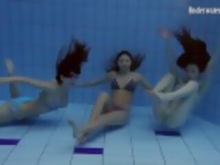Cachonda chicas natación desnuda bajo el agua
