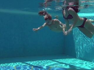 Attractive marvellous hotties cruz dan jessica berenang telanjang bersama-sama