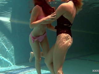 Olla oglaebina & ايرينا russaka fabulous مراهقون تحت الماء.