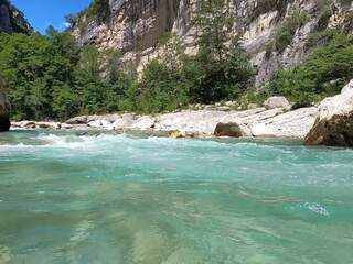 Deux jeunes etudiantes, coquines et seksual se font jouir au bord de la riviere !