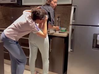 妻子 性交 硬 同 舌头 而 洗涤 dishes 在 该 厨房, 越来越 她的 到 附带 前 她的 步