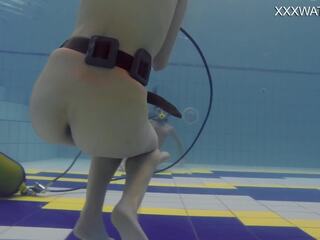 Nud inotand piscina auditie de adeline gauthier cu o lesbiană