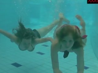 Nastya e libuse encantador diversão debaixo de água