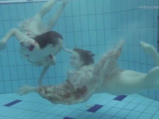 Две terrific космати красавици подводен
