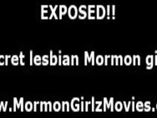 Swell giovane mormon lesbiche ditalino fica in biancheria intima