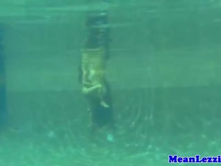 На открито подводен scissoring лесбос