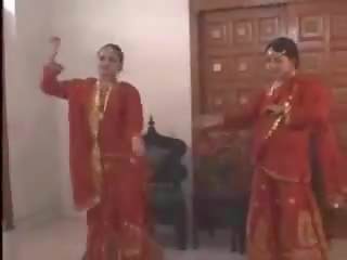 Indiai domina teljesítmény acting tánc diákok verést: xxx film 76