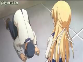 Blondine anime kindje doen voetjob