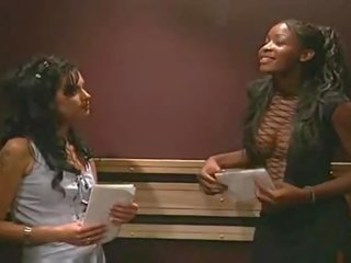 Concupiscent inter rasial lesbiană sex film în elevator