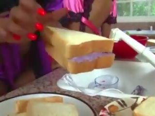 Lesbianas en la cocina, gratis besando sexo película 96